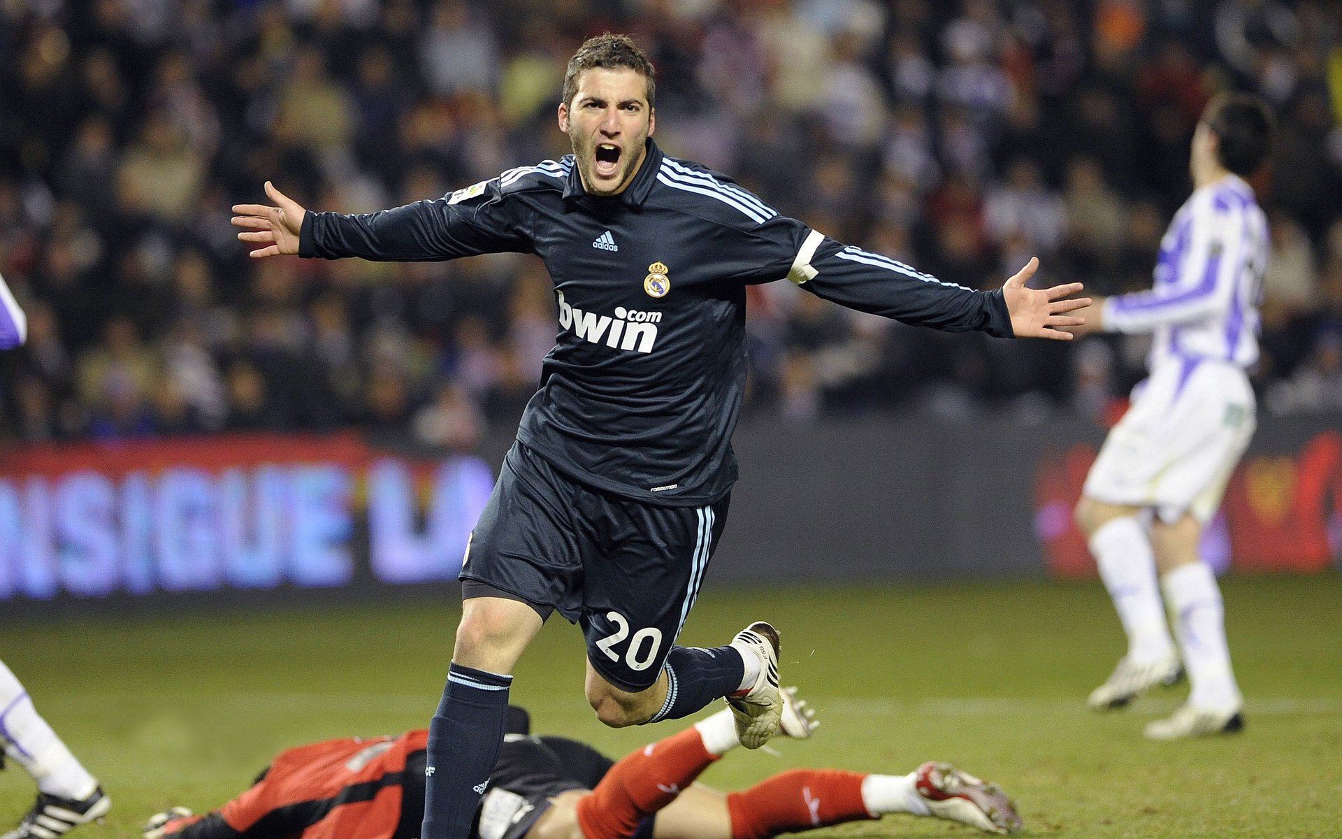 爱游戏体育（AYX）官方APP下载-西甲天王挥洒自如：精彩倒钩瞬间瞬间点燃赛场，足坛十大倒钩